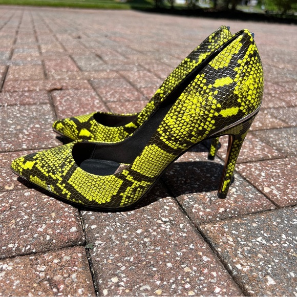 Ted Baker Izbelos neon yellow snakeskin heels - Picture 7 of 12
